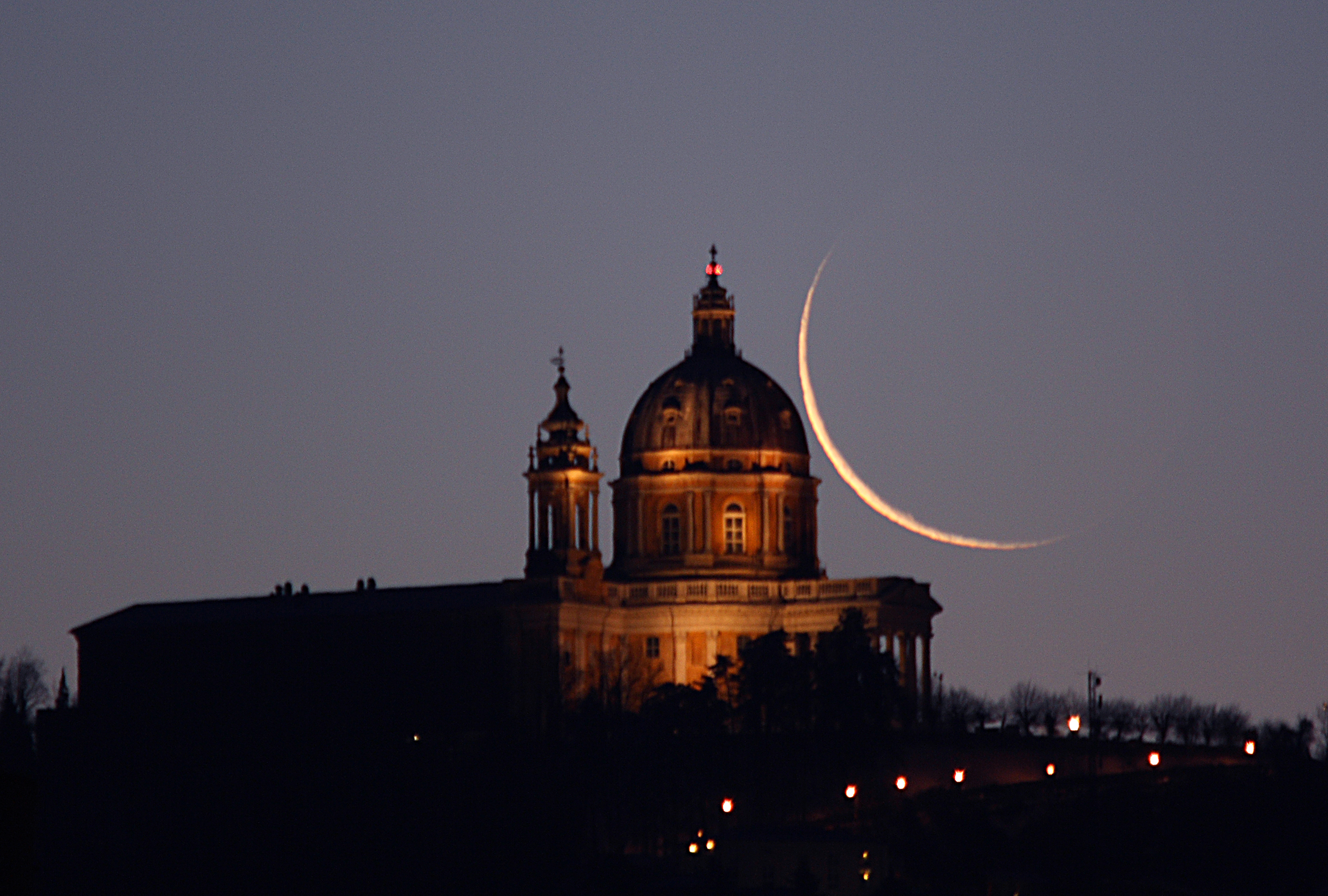 Bella Luna: Skywatcher Captures Old Moon Over Historic Italian Church